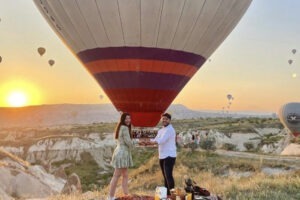 Read more about the article Hot Air Balloon Proposal in Cappadocia: How to Plan the Perfect Moment