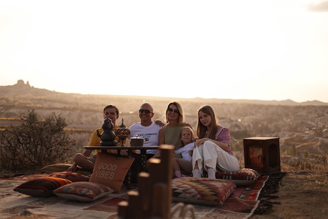 You are currently viewing Carpet Themed Valley Photo Shoot in Cappadocia