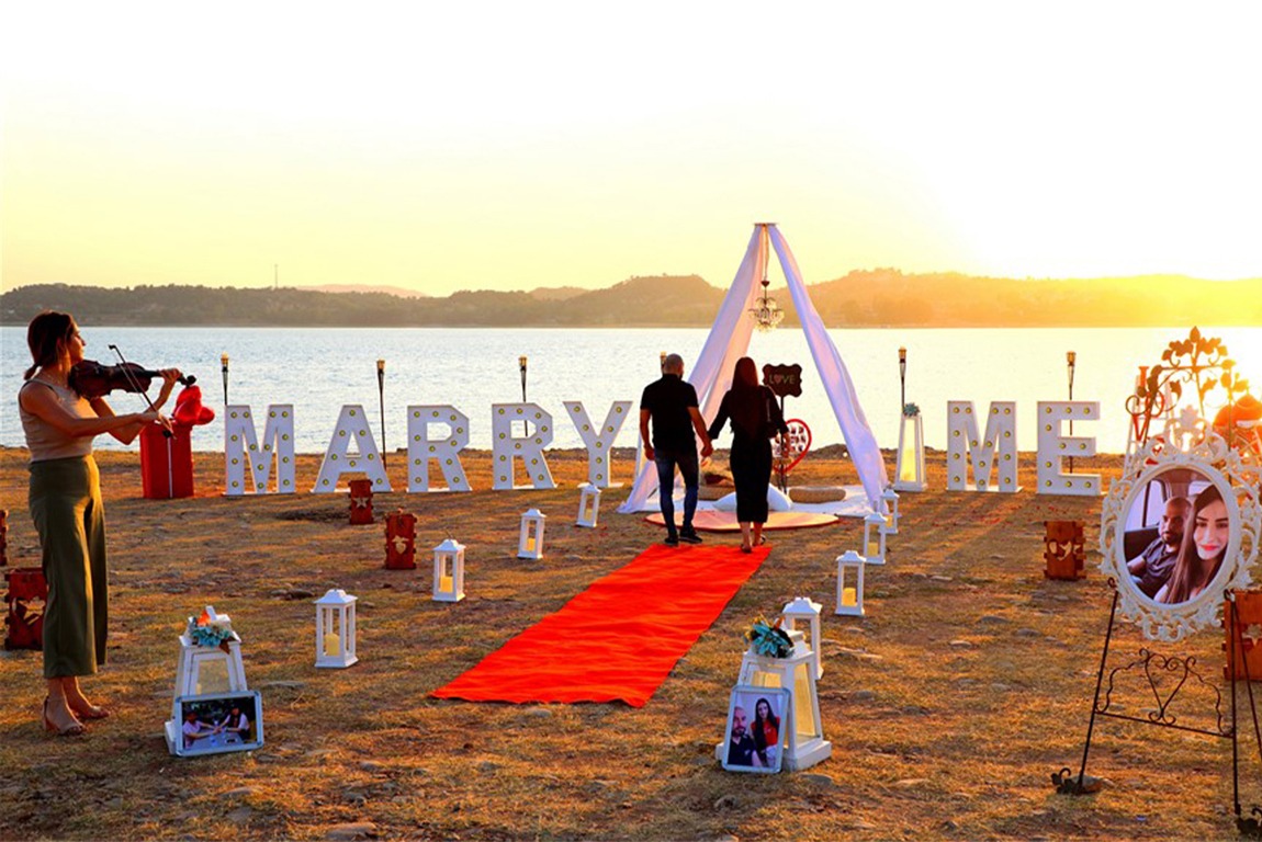 You are currently viewing Romantic Marriage Proposal by the Lakeside with Breathtaking Scenery